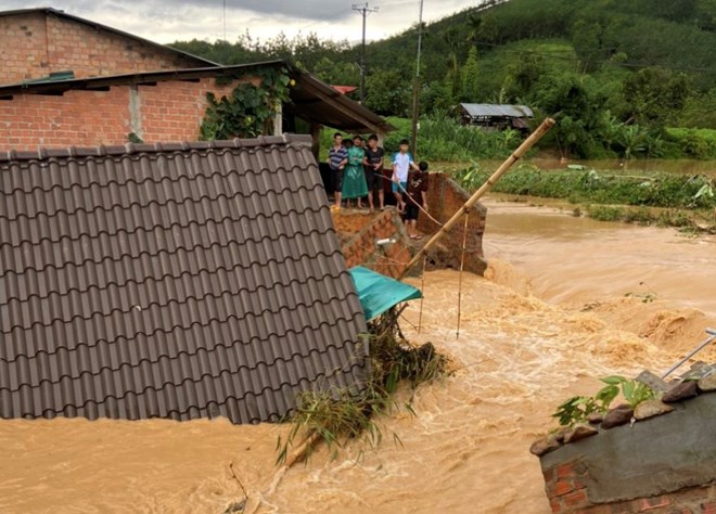 Kon Tum En la temporada de lluvias, los desastres naturales amenazan la vida y la produccion de la gente. Foto: Thanh Tuan