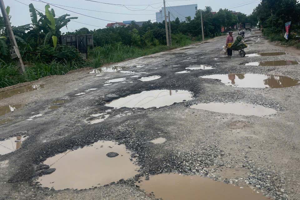 Tỉnh lộ 35 đoạn qua huyện Sóc Sơn (Hà Nội) xuống cấp nghiêm trọng. Ảnh: Nguyễn Hoàng 