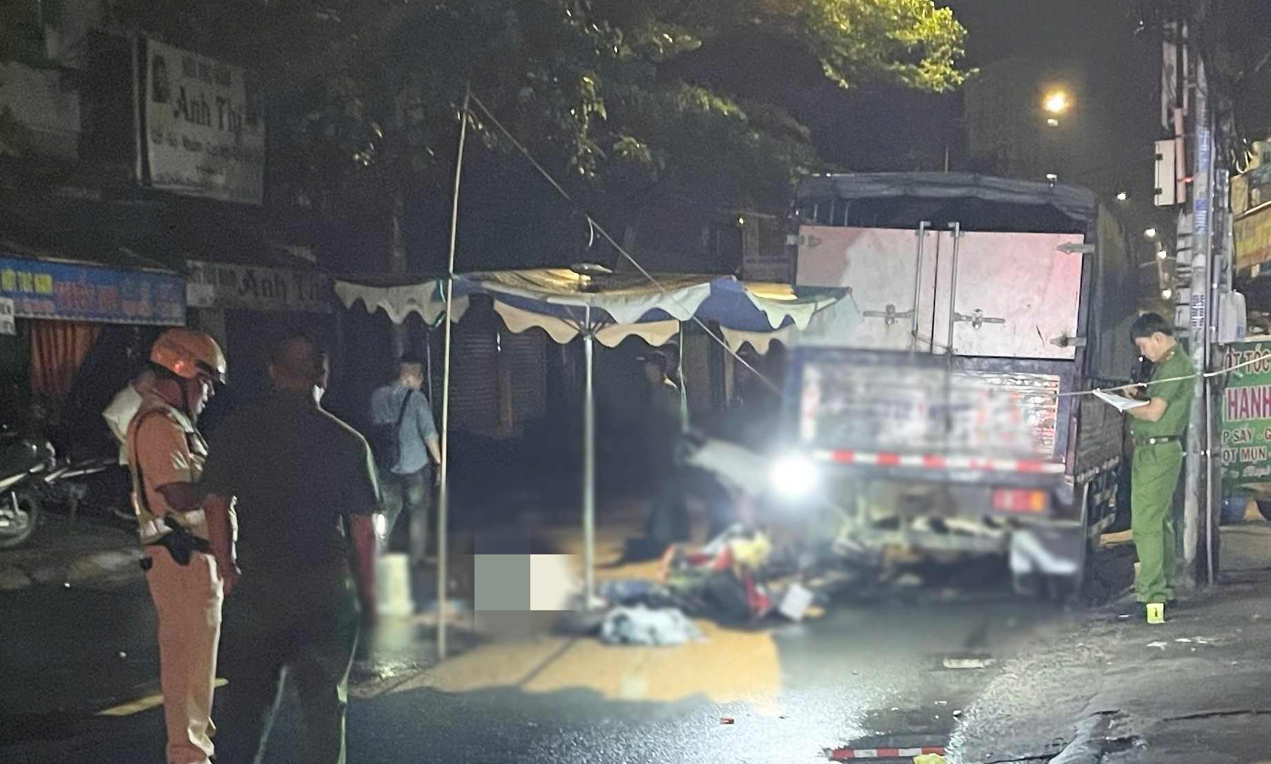 A motorbike crashed into the back of a truck in Ho Chi Minh City, causing 2 casualties. Photo: Dong Hoang