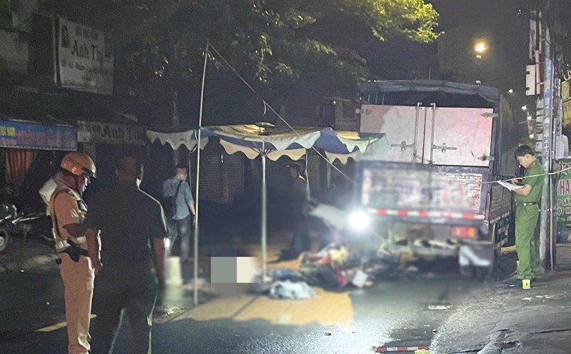 A motorbike crashed into the back of a truck in Ho Chi Minh City, causing 2 casualties. Photo: Dong Hoang
