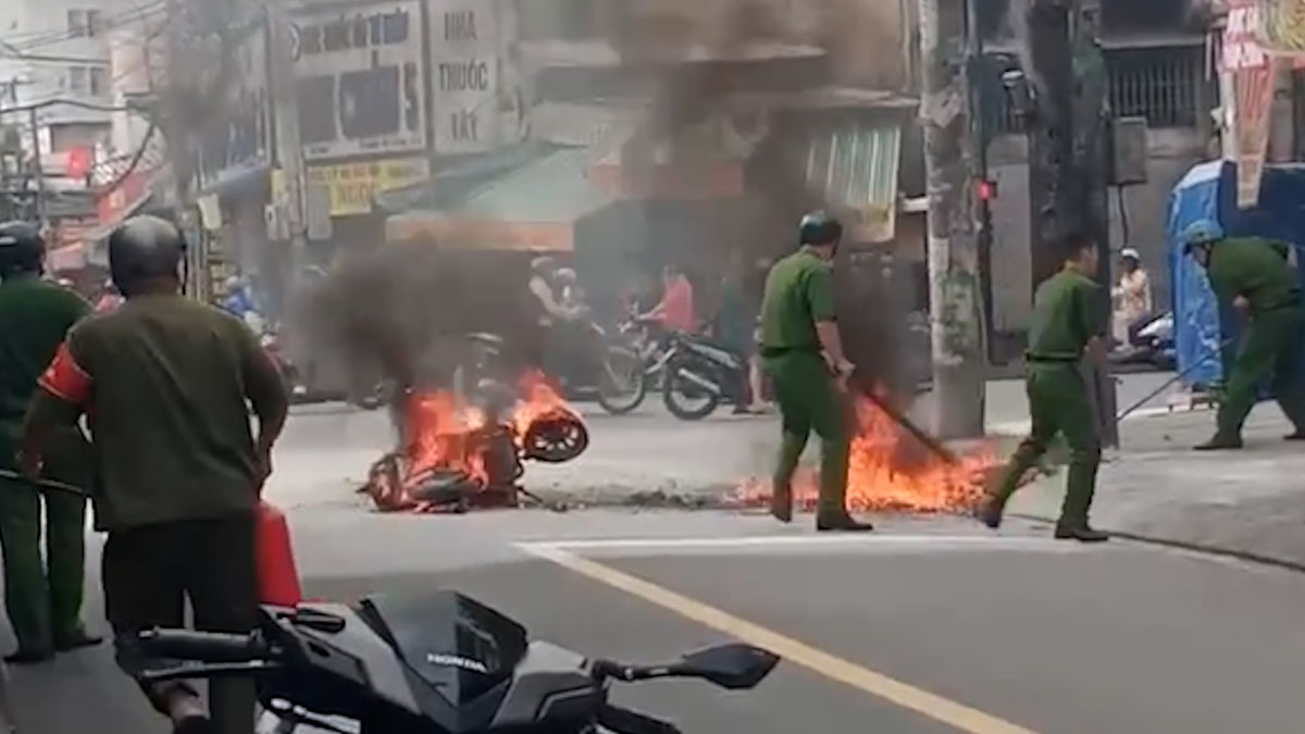 The scene of an electric motorbike suddenly burning up on Trinh Dinh Trong Street (Tan Phu District). Photo: Minh Tam