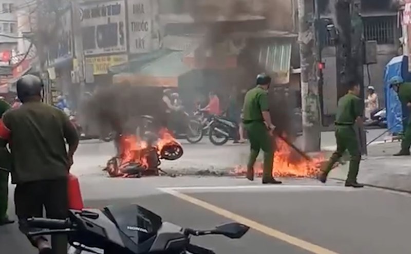 The scene of an electric motorbike suddenly burning up on Trinh Dinh Trong Street (Tan Phu District). Photo: Minh Tam