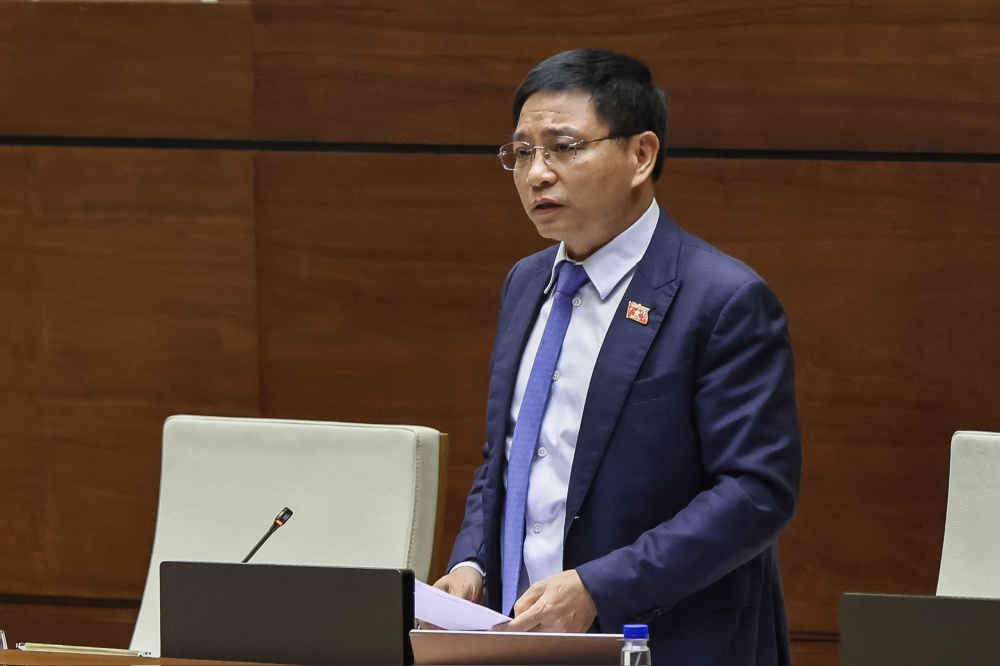 Minister of Finance Nguyen Van Thang talks about raising the central budget reserve. Photo: Pham Dong