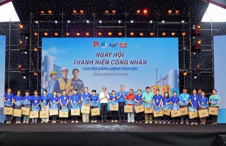 El comite organizador presento 40 obsequios a trabajadores jovenes con dificultades. Foto: NGOC ANH