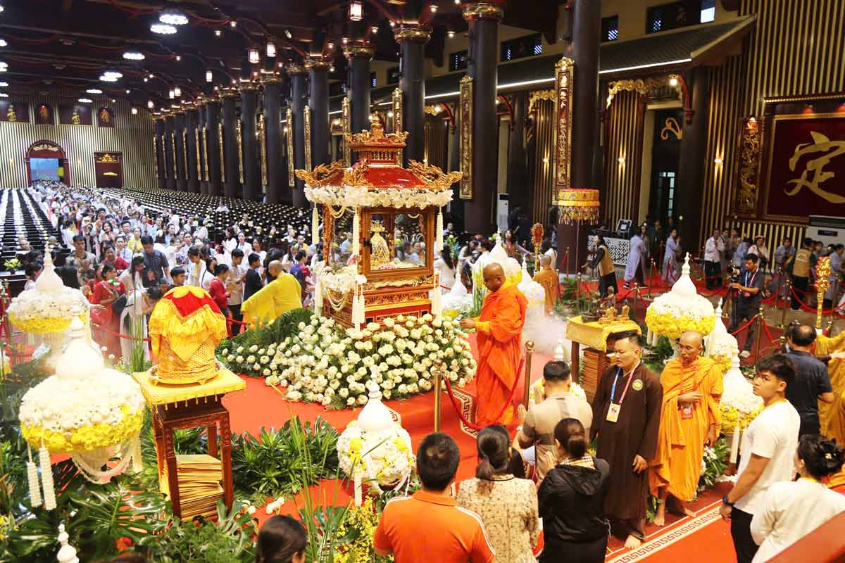 People are excited to worship Cai Lu Phat in Yen Tu, Quang Ninh. Photo: Thanh Tung