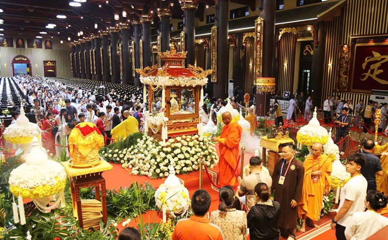 People are excited to worship Cai Lu Phat in Yen Tu, Quang Ninh. Photo: Thanh Tung
