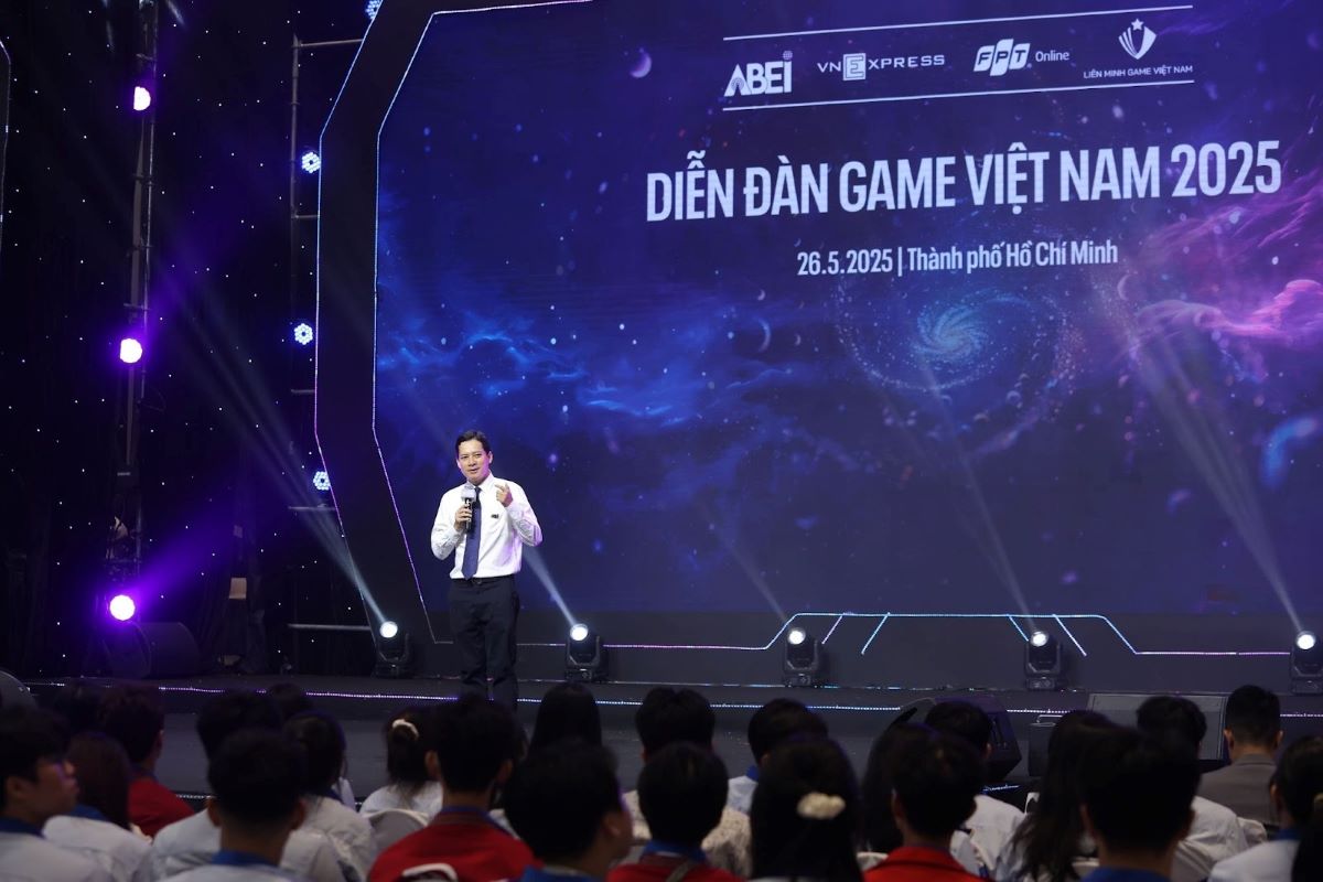 El Sr. Le Quang señalo libremente los puntos brillantes de la industria del juego vietnamita en el juego Gameverse 2025. Foto: Phuong Anh