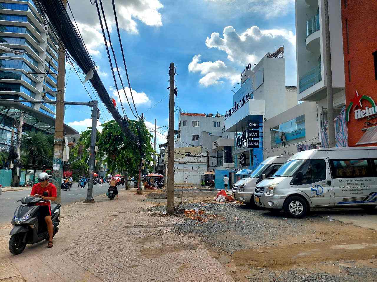 Nha dan tren duong Cach Mang Thang Tam (Quan 3) da thao do, lui sau vao trong de ban giao mat bang phuc vu thi cong tuyen Metro so 2. Anh: Minh Quan