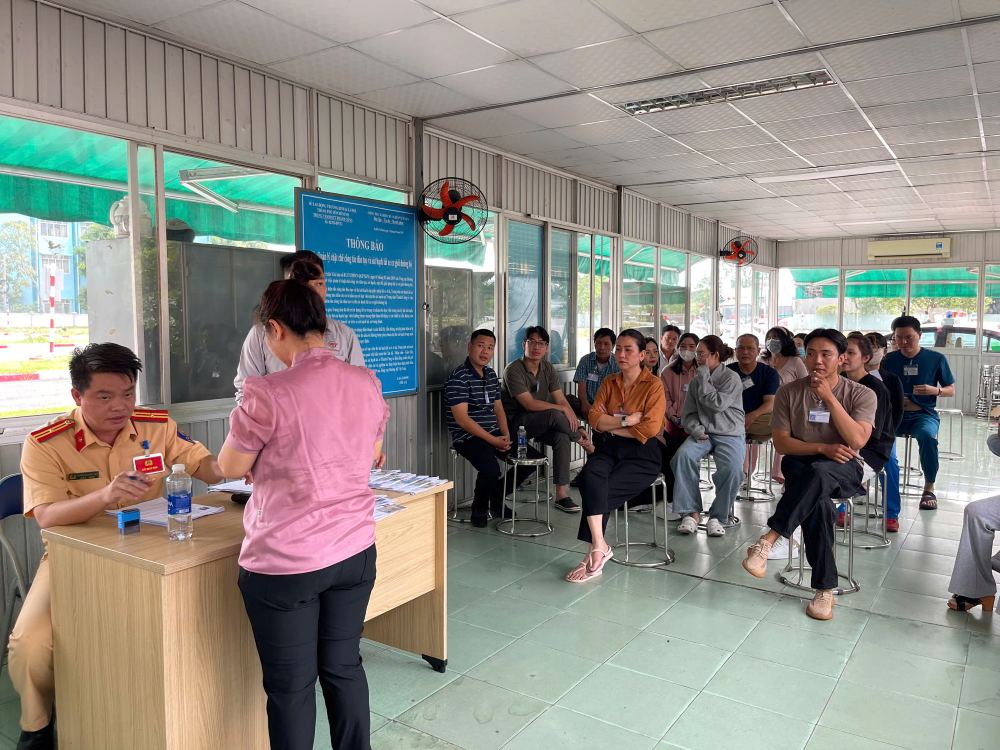 CSGT TPHCM ho tro nguoi dan lam thu tuc sat hach. Anh: Minh Tam