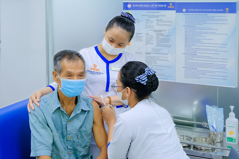 Nguoi lon tiem vac xin phe cau 20 tai Trung tam tiem chung VNVC sang 26.5. Anh: Moc Thao