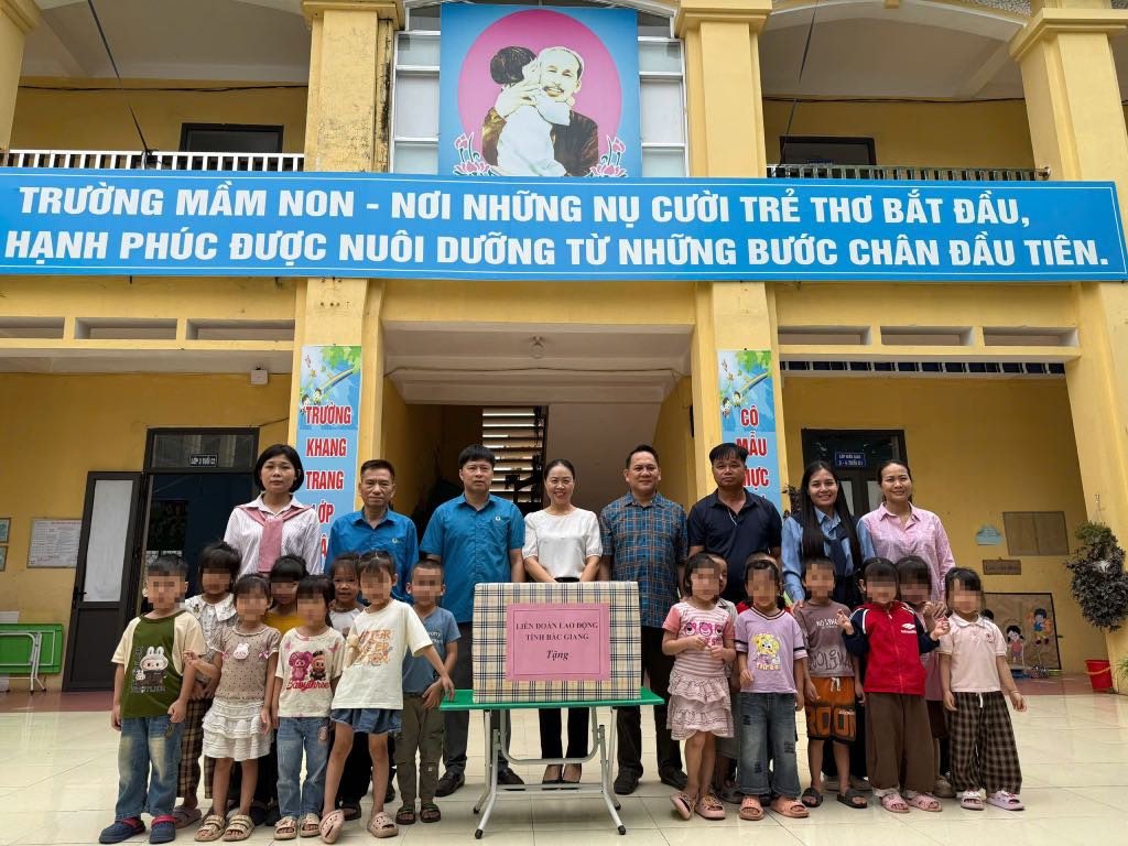 Leaders of the Luc Ngan District Labor Federation presented gifts to children of union members and workers. Photo: Luc Ngan District Labor Federation