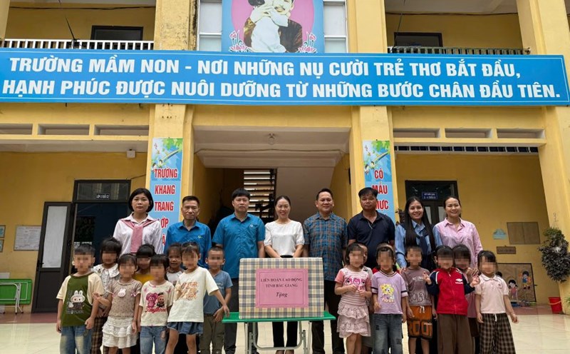 Leaders of the Luc Ngan District Labor Federation presented gifts to children of union members and workers. Photo: Luc Ngan District Labor Federation