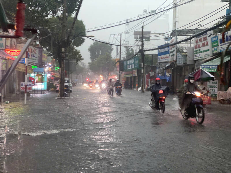 En los ultimos dias, las tormentas electricas se centraron principalmente en la tarde y la noche en el sur. Foto: ANH TU
