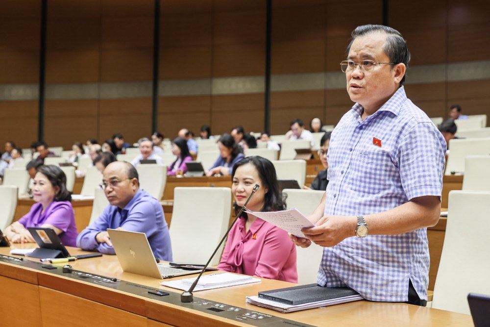 Colonel Nguyen Tam Hung proposed sanctions to handle cases of chairman and vice chairman being absent from court. Photo: Pham Dong