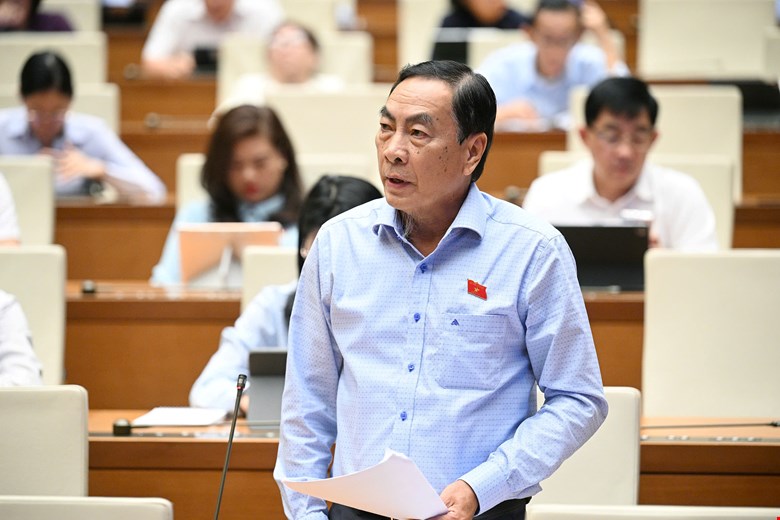 Dai bieu Pham Van Hoa phat bieu. Anh: Quochoi.vn