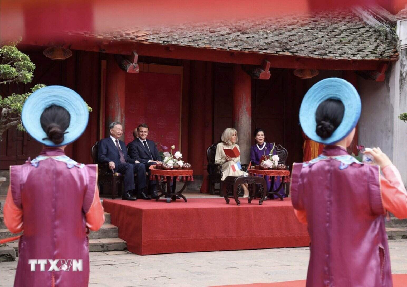 Tong Bi thu To Lam va Phu nhan cung Tong thong Phap Emmanuel Macron va Phu nhan thuong lam chuong trinh bieu dien Nha nhac Cung dinh Hue. Anh: TTXVN