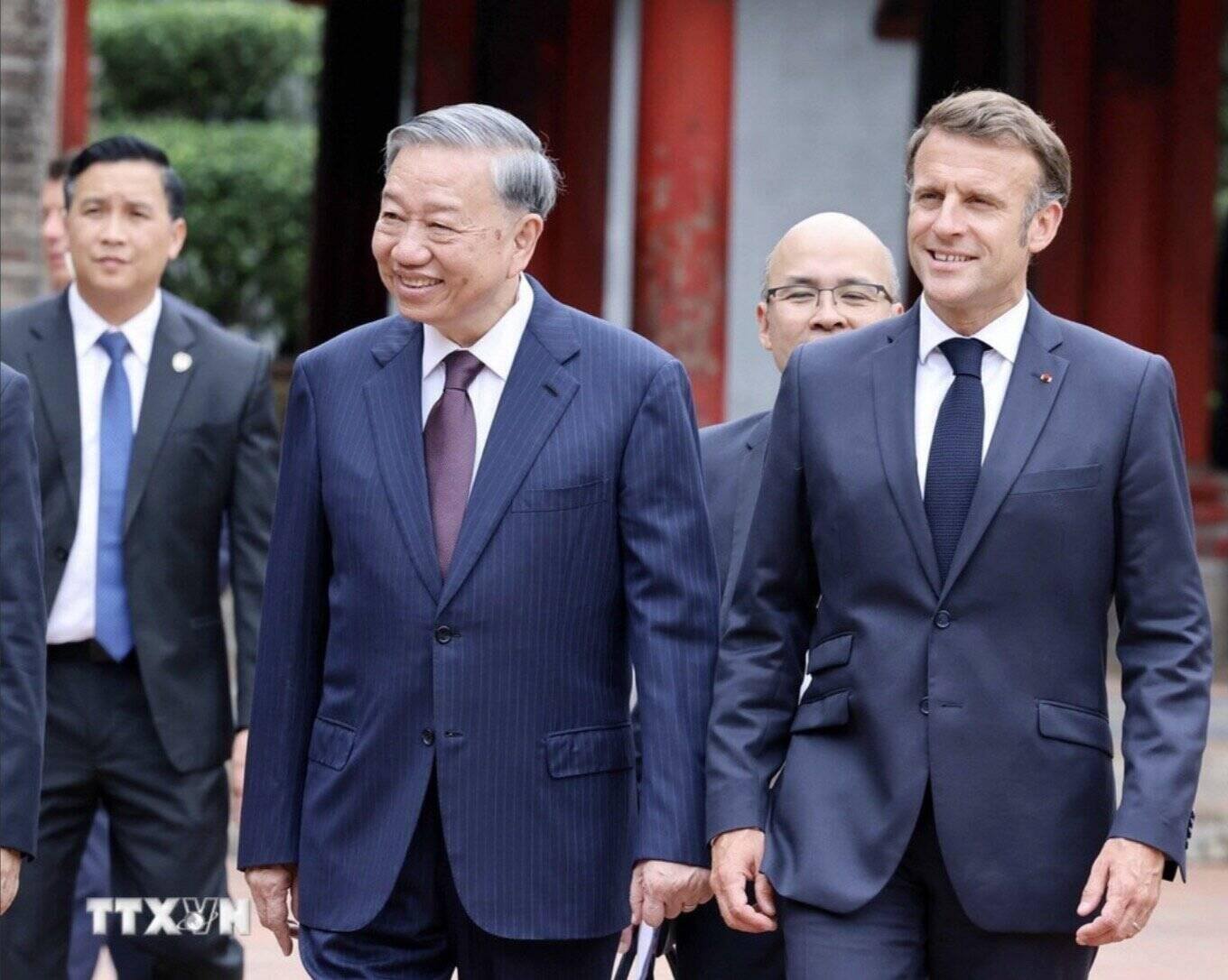 Tong Bi thu To Lam va Tong thong Phap Emmanuel Macron trong chuyen tham quan Van Mieu Quoc Tu Giam. Anh: TTXVN 