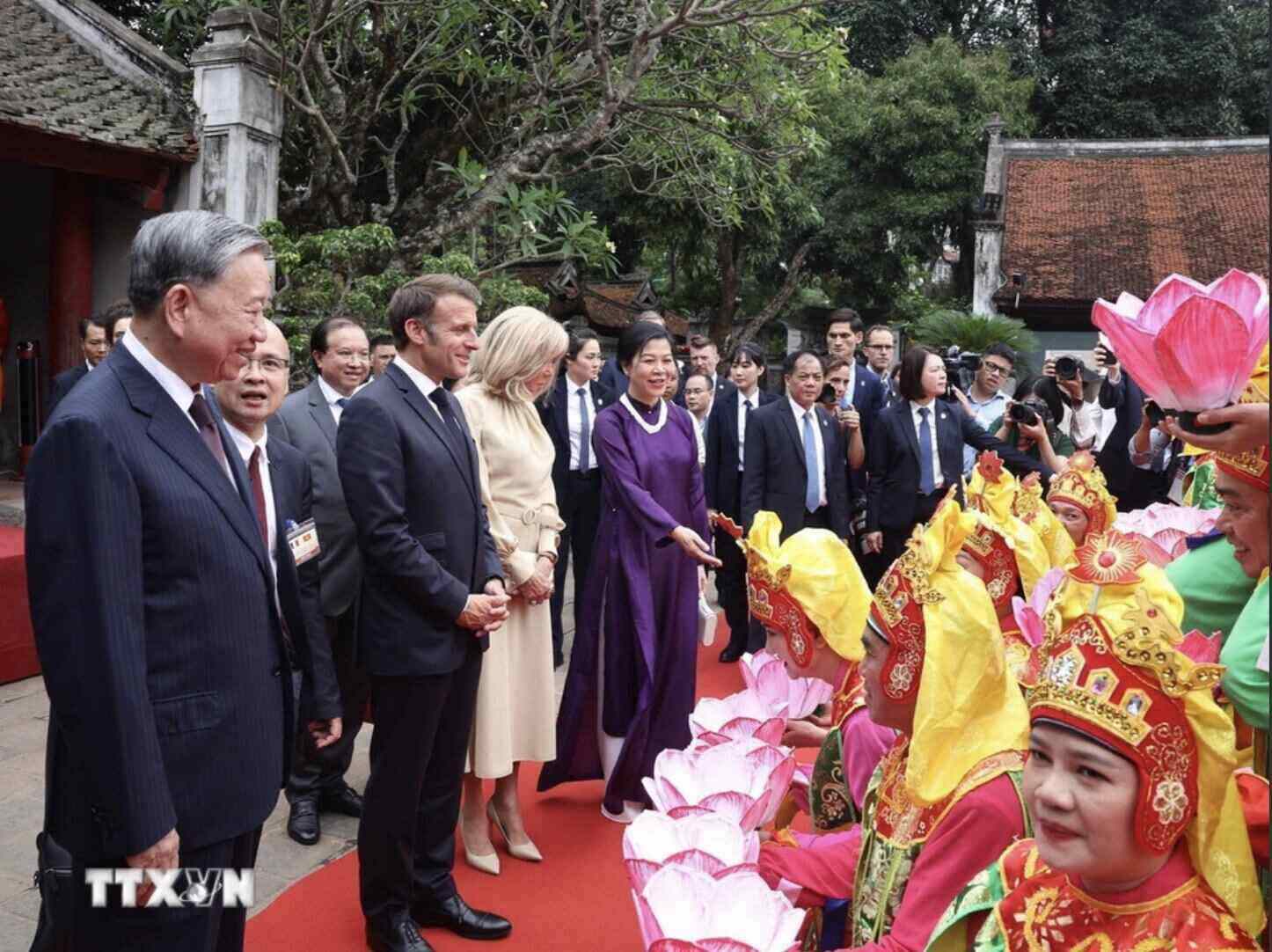 Tong Bi thu To Lam va Phu nhan cung Tong thong Phap Emmanuel Macron va Phu nhan voi cac nghe sy bieu dien Nha nhac Cung dinh Hue. Anh: TTXVN