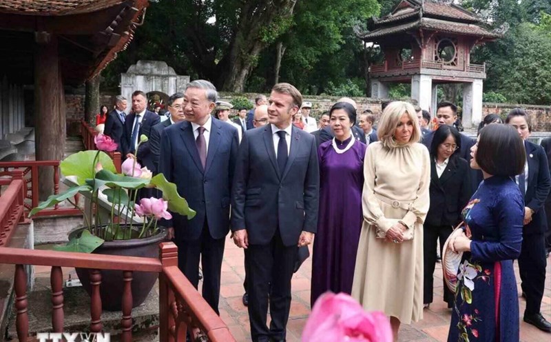 General Secretary To Lam and his wife, French President Emmanuel Macron and his wife listen to an introduction to Dr. Trump's beer. Photo: VNA