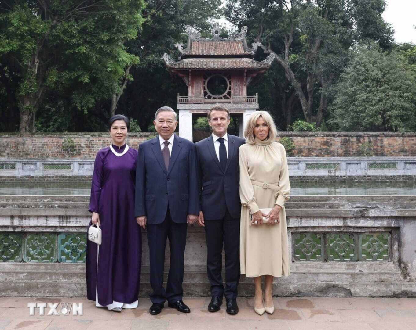 Tong Bi thu To Lam va Phu nhan cung Tong thong Phap Emmanuel Macron va Phu nhan chup anh chung truoc Khue Van Cac. Anh: TTXVN 