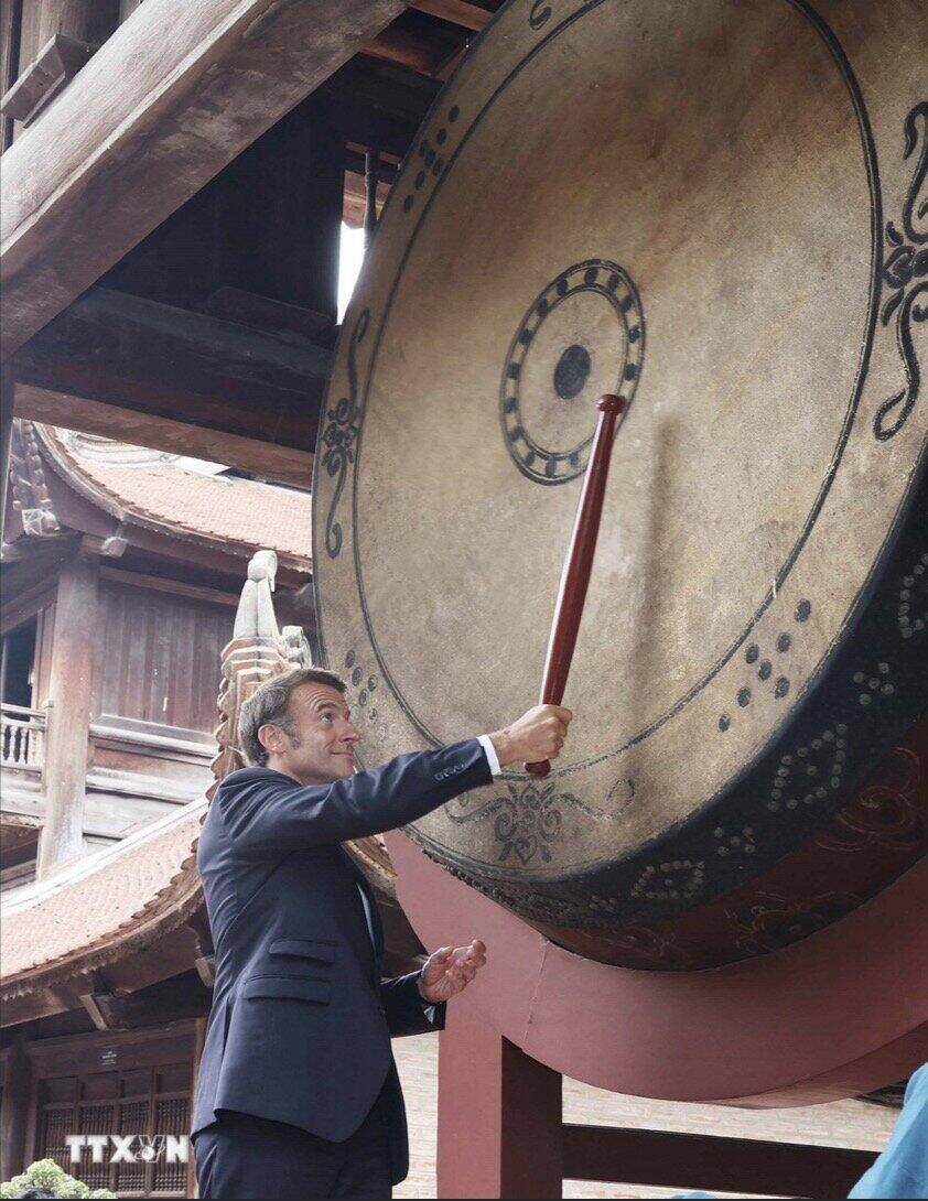Tong thong Phap Emmanuel Macron thuc hien nghi le danh trong Sam trong Van Mieu - Quoc Tu Giam. Anh: TTXVN