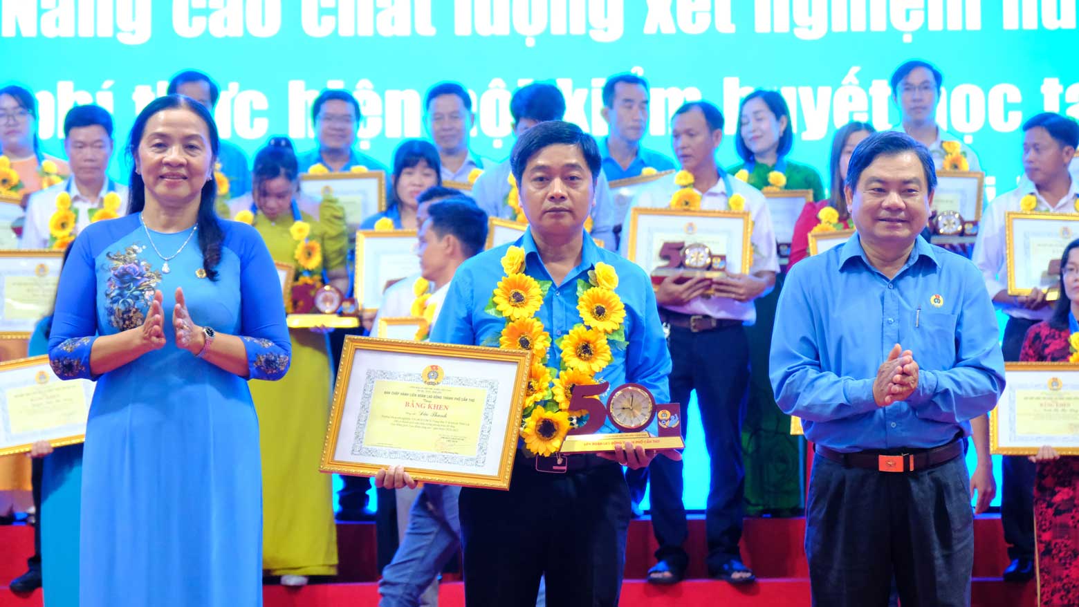 El Sr. Thanh recibio el certificado de merito del Comite Ejecutivo de la Federacion Laboral de la Ciudad de Can Tho en la conferencia en honor a los miembros de los negocios y la Union en 2025. Foto: My ly