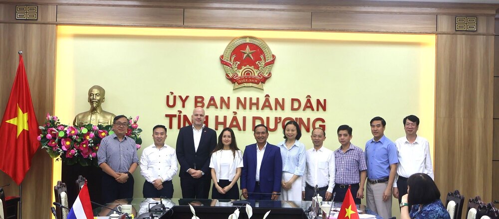 Doan cong tac cua Dai su quan Vuong quoc Ha Lan tai Viet Nam​ chup anh ky niem cung voi Lanh dao tinh, lanh dao mot so so, nganh cua tinh Hai Duong 