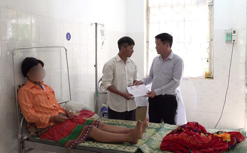Dai dien MTTQ Viet Nam huyen Bao Lam dong vien nan nhan cung gia dinh. Anh: Cam Huong.