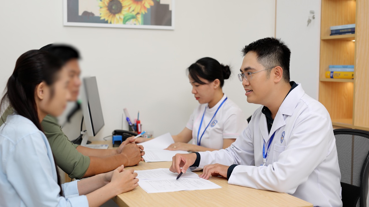 Dr. Ly Thien Trung, Head of Quoc Anh IVF Center, consulted the patient. Photo: Provided by the unit