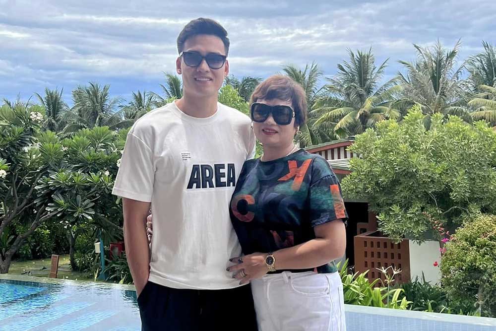 Center back Bui Hoang Viet Anh and his mother. Photo: Character provided