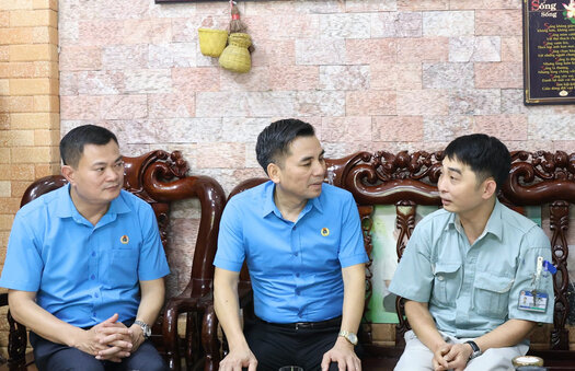 Lideres de la Confederacion Laboral de la Ciudad y los lideres sindicales de las zonas de procesamiento industrial y de exportacion de Hanoi alentados, Sr. Nguyen Viet Thang - Miembro de la Union, Panasonic System Networks Vietnam Co., Ltd. Foto: NGOC ANH