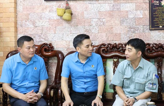 Trao hỗ trợ người lao động ngành Y tế và Khu công nghiệp
