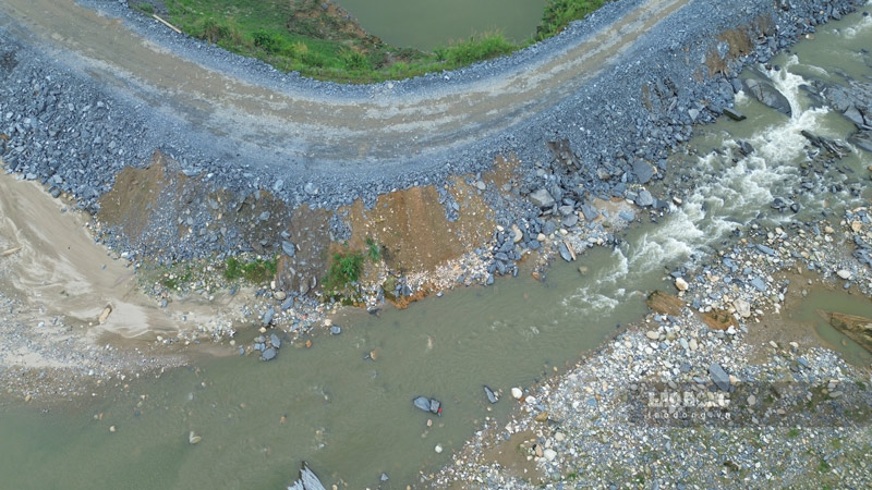 Người dân cho rằng Công ty CP Phân lân nung chảy Lào Cai đang đổ đất đá lấn suối. Ảnh: Đinh Đại