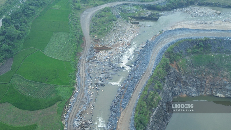 Con đường cạnh suối trở nên nham nhở vì hoạt động của loạt xe tải chở quặng hàng ngày qua đây. Ảnh: Đinh Đại