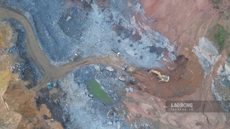 Ở phía bên kia đồi, cách khu vực tập kết trái phép không xa, hoạt động khai thác khoáng sản vẫn diễn ra bình thường. Ảnh: Đinh Đại