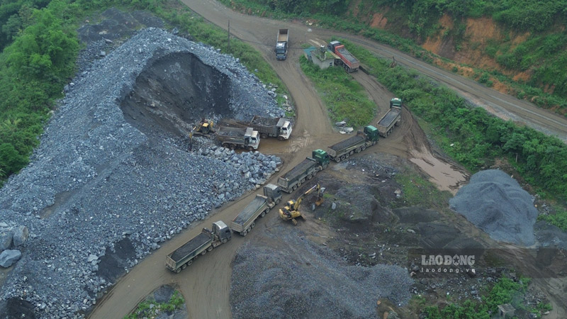 Sau khi chất đầy quặng, những chiếc xe tải này sẽ qua trạm cân để chở ra ngoài. Ảnh: Đinh Đại