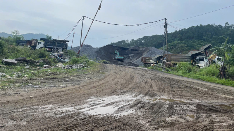 Điểm tập kết trái phép vẫn tồn tại, tra tấn người dân bằng bụi và tiếng ồn bất chấp các biên bản yêu cầu di dời. Ảnh: Đinh Đại