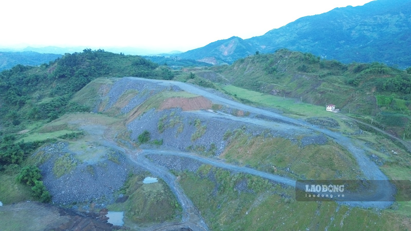 Núi đất đá thải khổng lồ mà Công ty CP Phân lân nung chảy Lào Cai đổ sai quy định, và hiện vẫn chưa được khắc phục. Ảnh: Đinh Đại 
