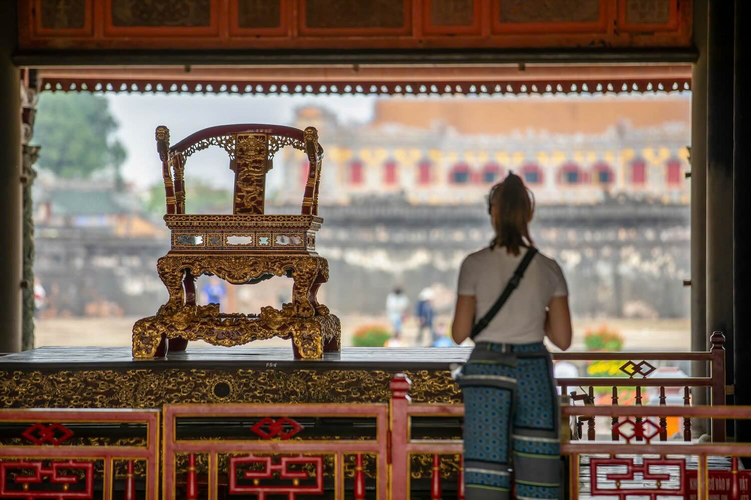 The restored golden throne displayed in Ngu Phung tower has been replaced by the throne - a national treasure that was attacked at Thai Hoa Palace. Photo: Nguyen Phong.