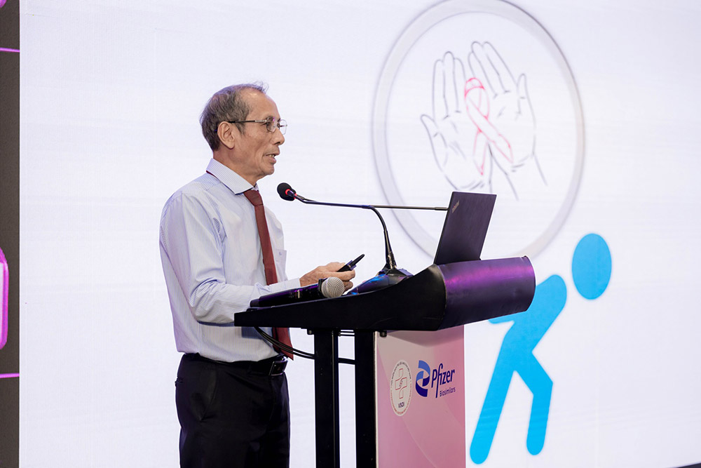 Associate Professor. Dr. DS Nguyen Tuan Dung - Senior Lecturer, Former Head of the Department of Clinical Pharmacy, Ho Chi Minh City University of Medicine and Pharmacy spoke at the conference "Comprehensive perspective on similar biological drugs". Photo: Lam Chi