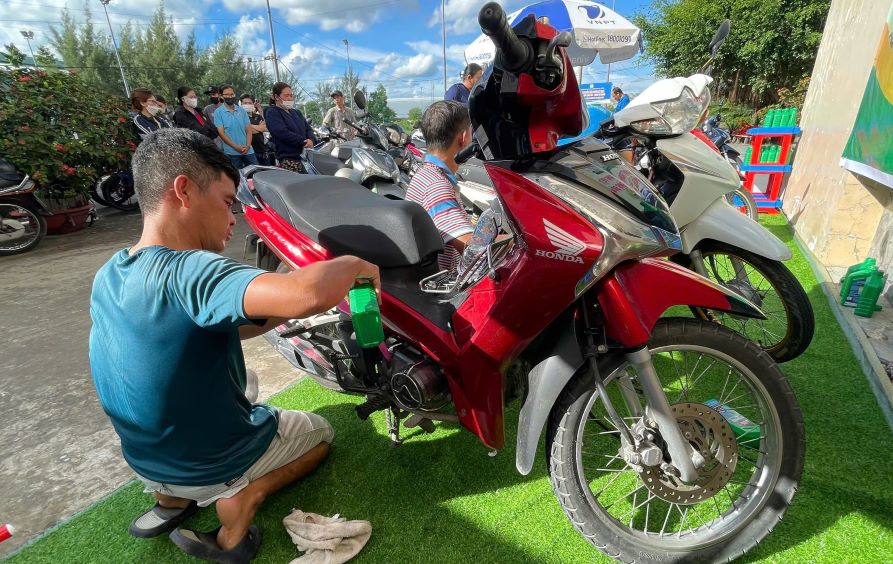 Đoàn viên, người lao động được hỗ trợ thay nhớt xe miễn phí. Ảnh: Anh Khoa