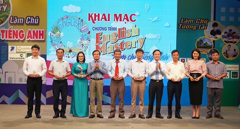 Vice Chairman of the Provincial People's Committee Hoang Xuan Tan and Editor-in-Chief of Quang Binh Radio and Television Station Dinh Tung Lam presented a souvenir trophy to the Organizing Committee of the program "English Mastery - mastering English" for students. Photo: Nhan Minh.