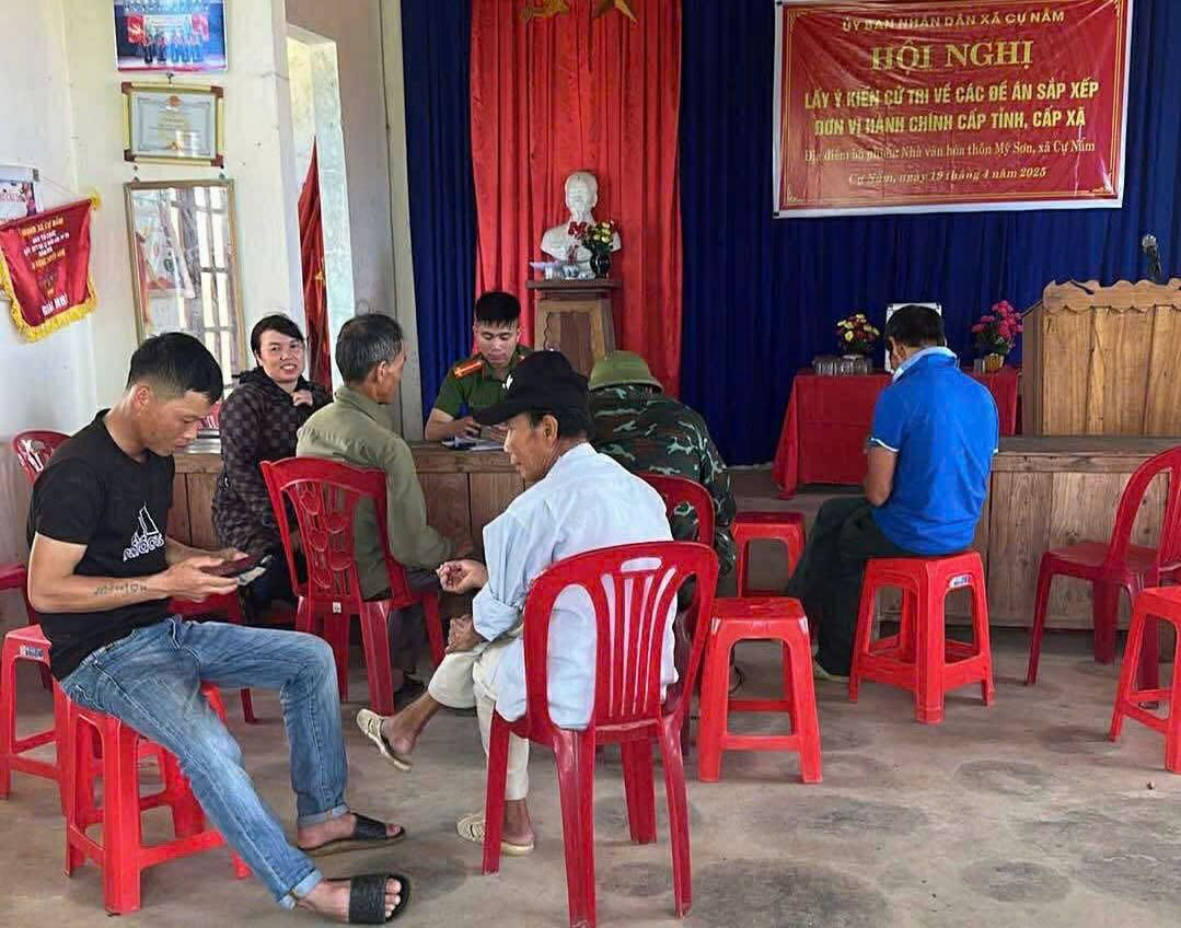 La policia propagan y guia los comentarios sobre la enmienda de la Constitucion a traves de la aplicacion de VNEID. Foto: C. Morning.