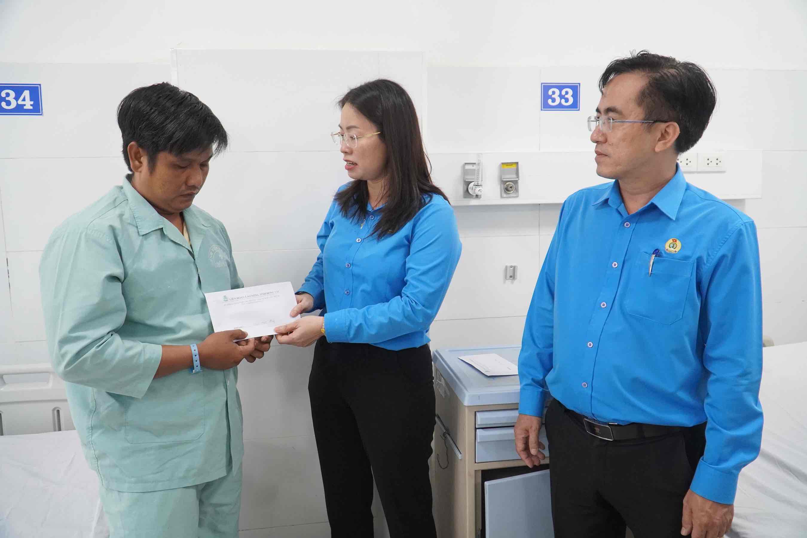 Bà Bùi Thị Nhàn - Phó Chủ tịch LĐLĐ tỉnh Đồng Nai - trao quà cho công nhân Nguyễn Tấn Huy. Ảnh: HAC