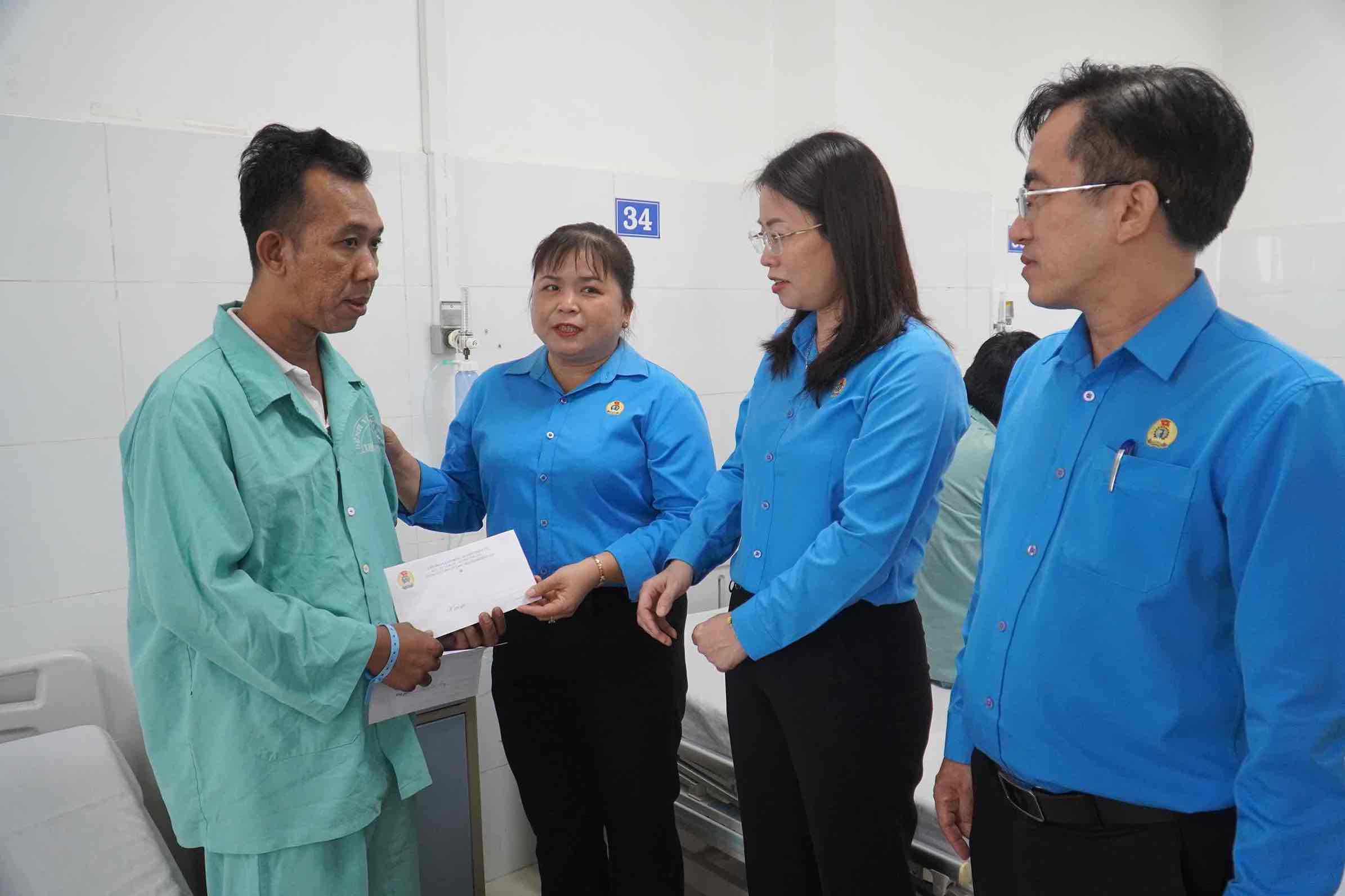 Dong Nai Provincial Federation of Labor and Vinh Cuu District Federation of Labor visited and encouraged a worker suspected of gas poisoning Le Van Ngoc of Phuong Nam Brick Joint Stock Company. Photo: HAC