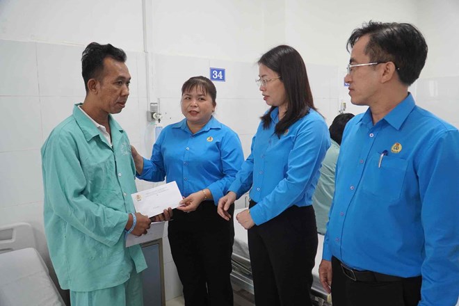 Công đoàn Đồng Nai thăm hỏi, trao quà 3 công nhân trong vụ nghi ngộ độc khí CO ở Đồng Nai