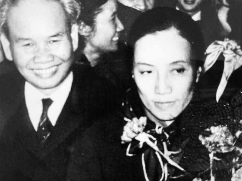 Bo truong Ngoai giao Chinh phu Cach mang lam thoi Cong hoa mien Nam Viet Nam Nguyen Thi Binh va Truong doan dam phan cua chinh phu Viet Nam Dan chu Cong hoa Xuan Thuy trong nhung ngay dau cua Hoa dam Paris, 1968. Anh: Chup lai tu lieu cua Bao tang Lich su Quoc gia