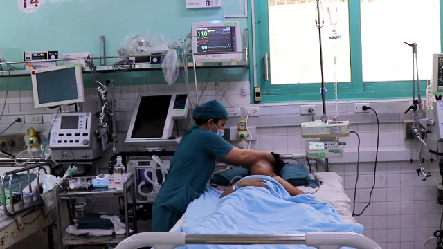 The child was swept away by the door and was in critical condition. Photo: Provided by the hospital