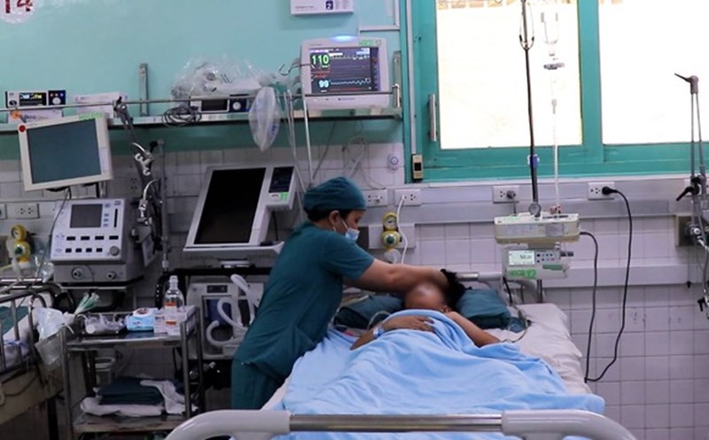 The child was swept away by the door and was in critical condition. Photo: Provided by the hospital