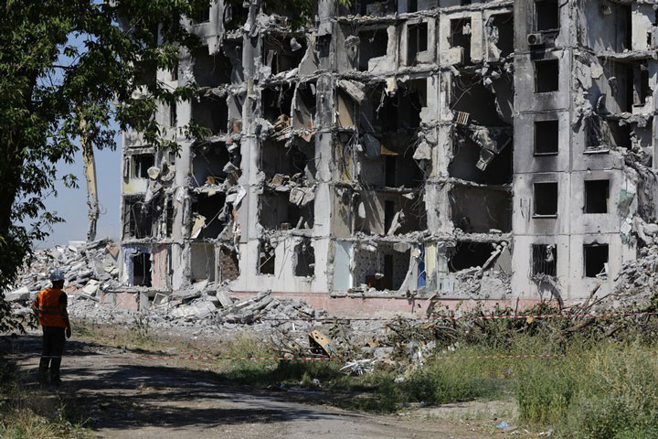 Un edificio en Mariupol (Ucrania) se vio afectado por el conflicto. Foto: Xinhua